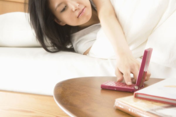 Sạc pin điện thoại trong phòng ngủ dễ gây tăng cân