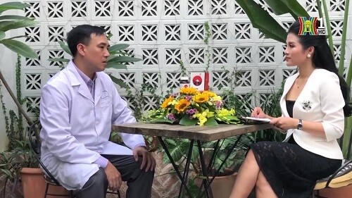Bác sĩ Đinh Ngọc Hân trong buổi tọa đàm chia sẻ về nguyên nhân, cách khắc phục tình trạng tóc bạc sớm, tóc rụng hiện nay trên Đài Truyền hình Hà Nội.